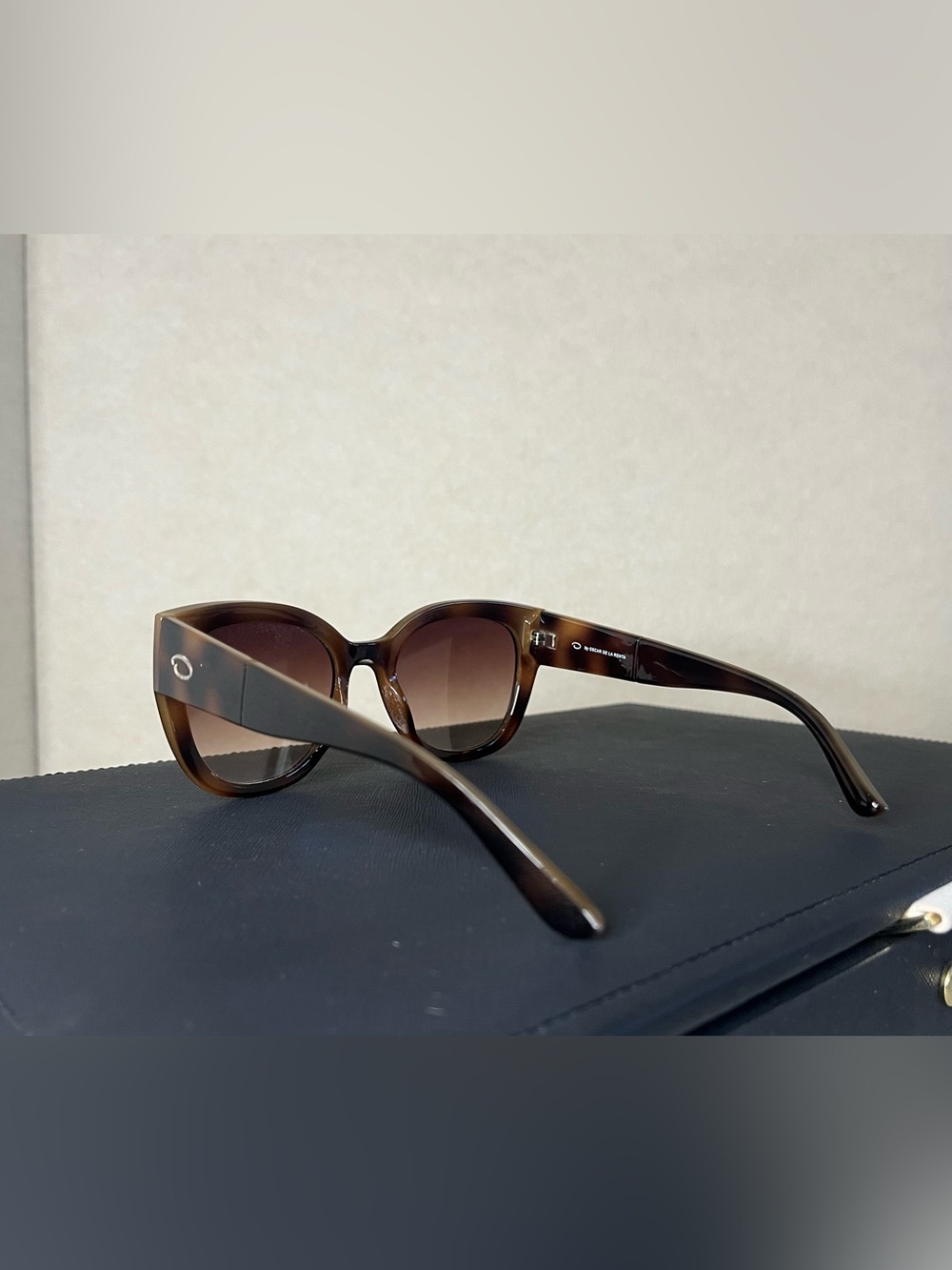 Oscar de la Renta Tortoiseshell Cat-Eye Sunglasses - Brown